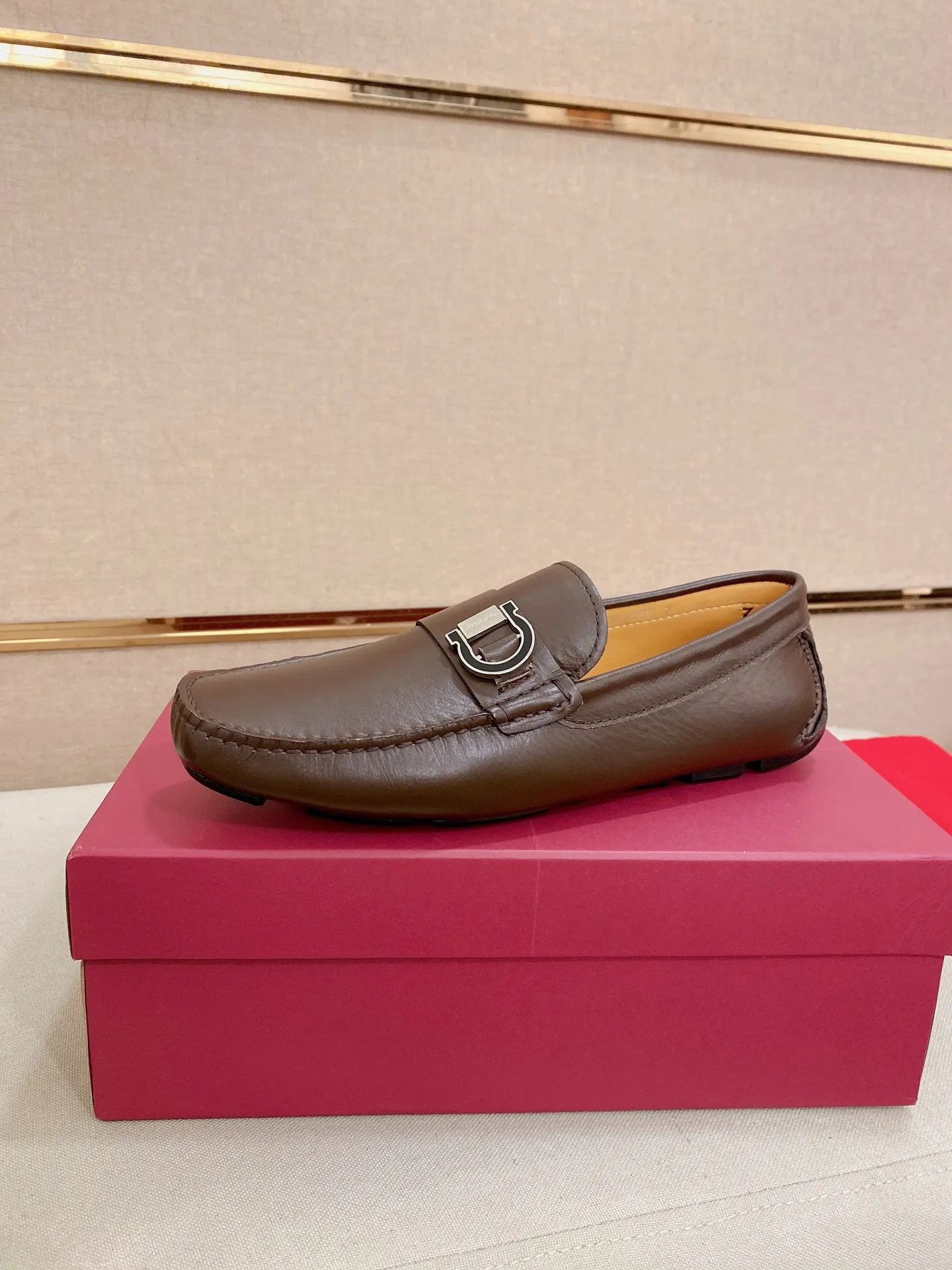 Men's shoes💰: 540💰High-end quality! Ferragamo🆕🆕Exclusive hot-selling products in stock🔥🔥New products on the shelves, high-quality Ferragamo men's pea shoes, high-end casual driving shoes, with complete packaging! 💪 💪 Material: imported first-layer pebbled cowhide 🐂 + imported high-quality water-dyed cowhide lining + wear-resistant outsole 👍🏻👍🏻 Features: high-end and comfortable, purely handmade 🚀 🚀 Create the perfect shoe that suits you best 🔥 🔥 Size: (38-44) 45 standard size can be customized!